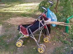 Коляска с ребёнком из мусора