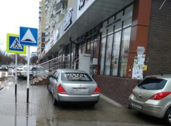 Вот так паркуются "модные" водители Анапы. Им никто не указ, видимо. Даже сотрудникик ГИБДД