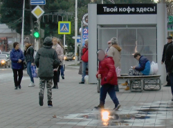 Ребята развлекаются распугивая прохожих петардами в Анапе