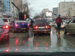 Предновогодние пробки осложнились затяжным дождём