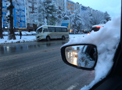 Первые последствия снегопада: автобус завалился на бок