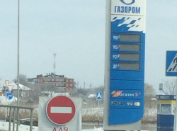 Легковые субмарины красиво плывут по волнам города Анапы