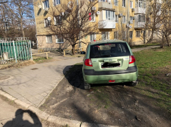 Ай-яй-яй, как не стыдно так парковаться?!