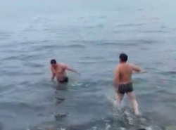 В Анапе отчаянные отдыхающие купаются в море в любое время года