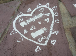 Молодежь оставляет следы на улицах города