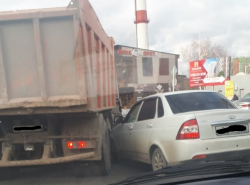 Грузовик зацепил белую 