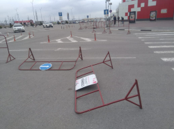 Парковка у "Красной площади". Ветром сносит даже ограждения