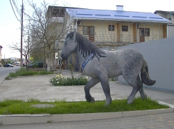 Конь возле дома номер 36 по улице северной