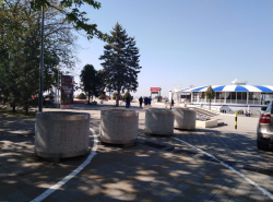 Странные сосуды на велодорожке. Для чего они?