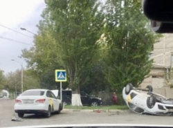 В Анапе два такси не поделили дорогу. Одно от удара перевернулось на крышу