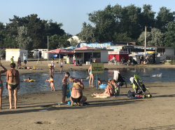 Купание в речке запрещено, но дети плескаются в воде!