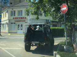 По ходу джипер заехал под кирпич?