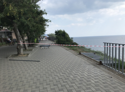 На набережной ремонтируют ограждения