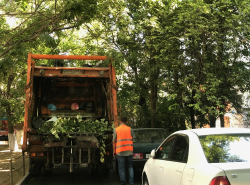Так каждый день мусоровозка протискивается среди припаркованных машин на Новороссийской