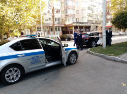 Молодоженов остановили в День города, что громко гудели