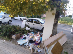 Гора мусора по Новороссийской (недалеко от пересечения с Первомайской). А никому и дела нет