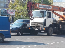 На Астраханской автокран и легковушка, притёрлись