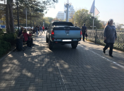 Вот такую наглость можно встретить на набережной