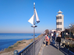 Парусники в море и на столбах