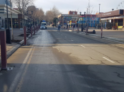 Уже неделю стоят столбы на Горького...