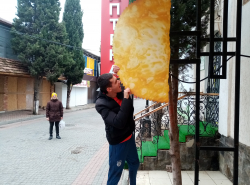 В Судаке чебуреки висят прямо на улице