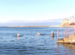 Крещенские купания анапчан в Малой бухте 