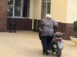 А вы видели такую седовласую байкершу?