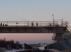 У строителей аврал! Работают уже в 7-30 утра, а на улице минус 8 градусов