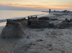 В Анапе построили грандиозный замок из песка несмотря на карантин