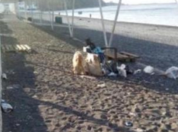 В Сукко пляж не убирают совсем?
