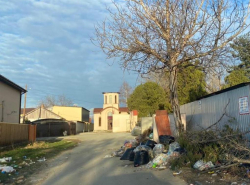 Прямо у кладбища в Витязево очень много мусора