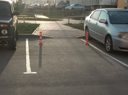 Установили столбики, запрещающие парковку у съезда с тротуара