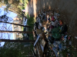 Свалка мусора около пляжа Джемете 