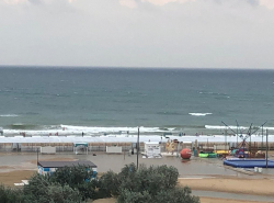 В Анапе пляж затопило, купание запрещено, а они в море!
