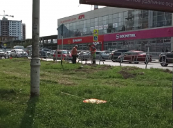 На Астраханской установили забор, отделяющий тротуар от дороги