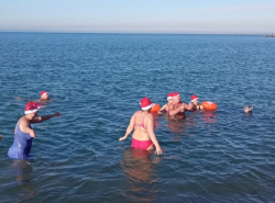 Моржи - Деды Морозы купались сегодня в море