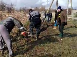 Жители Ольховки сами копают водоотводы