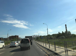 Тротуар на Симферопольском шоссе пустой, а на трассе пробка от ж/д моста до кольца у Россиянки
