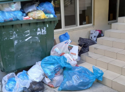 Жилой дом на улице Астраханская 79 утопает в мусоре