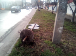 На Астраханской убирают дорожные знаки