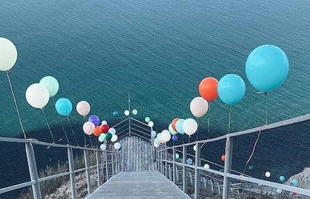 В Анапе турист украсил воздушными шарами 800 ступеней в знак любви к жене