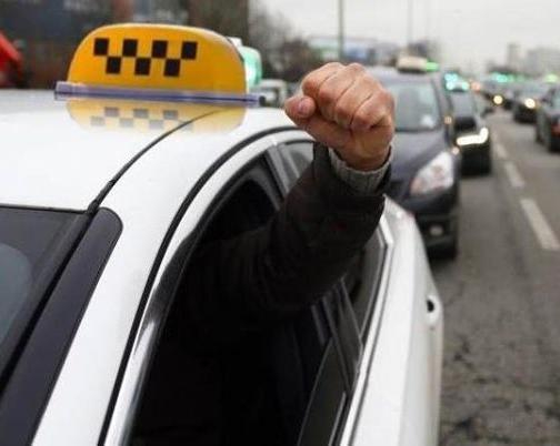 Байки анапских таксистов: клиентка нагло уселась с огромными санками в чужую машину
