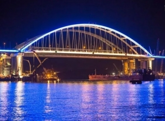 Уникальное зрелище: Крымский мост заиграл  неоновыми огнями подсветки.