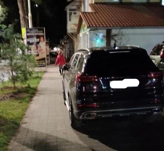 В Анапе нашли автохама, который припарковался на тротуаре улицы Крымской