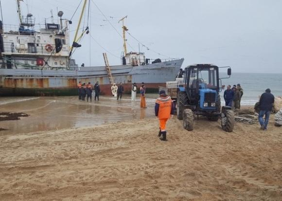 Морские спасатели сняли с мели судно, которое застряло под Анапой