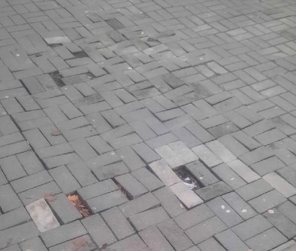 «Вся Анапа в ямах»: читатели «Блокнота» возмущены разбитыми тротуарами в городе