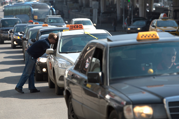 Непобедимые таксисты: в Анапе нет эффективных мер по борьбе с нелегальными перевозчиками