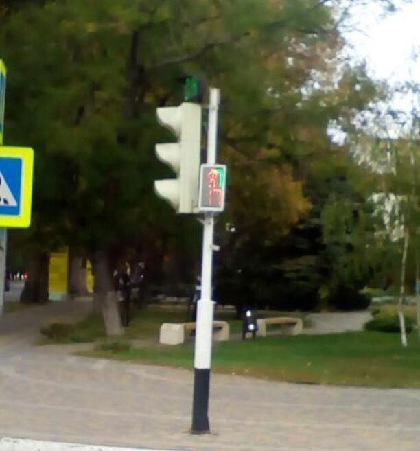 Фотофакт: в Анапе светофор предоставил пешеходам свободу выбора