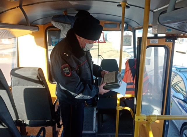 В Анапе полиция проверяет школьные автобусы