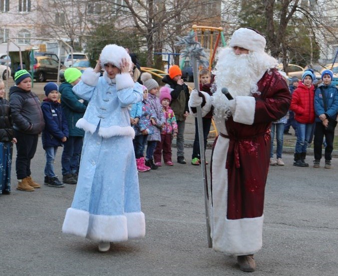 Дед Мороз, Снегурочка и их помощники подарили маленьким анапчанам вкусные подарки и новогоднее настроение